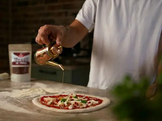 Nduja Pizza: Rezept mit der scharfen Streichsalami aus Kalabrien - Nduja Pizza Rezept mit scharfer Streichsalami 