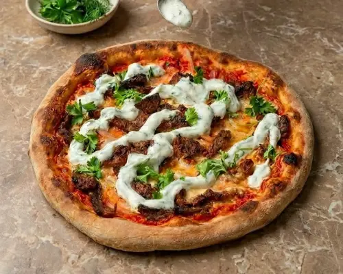 Gyros Pizza selber machen: Rezept mit frischem Tzatziki Topping - Gyros Pizza selber machen mit Tzatziki Creme