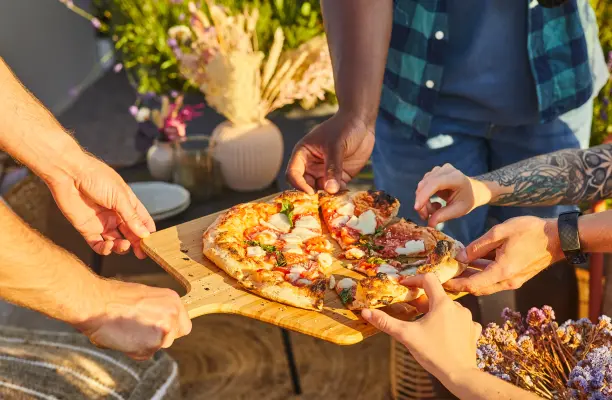 Pizzaabend planen: Pizza für viele Gäste selber machen  - Pizzaabend planen: Pizza für mehrere Gäste backen