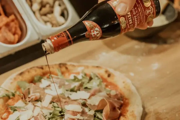 Pizza mit Balsamico Creme als Topping: Welche Sorte passt und wann sie drauf kommt - Pizza mit Balsamico Creme: Wann drauf und welcher passt?