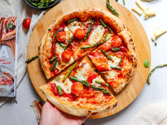 Pizza Primavera: Frühlingspizza mit grünem Spargel und Pancetta - Pizza Primavera: Frühlingspizza mit grünem Spargel und Pancetta 