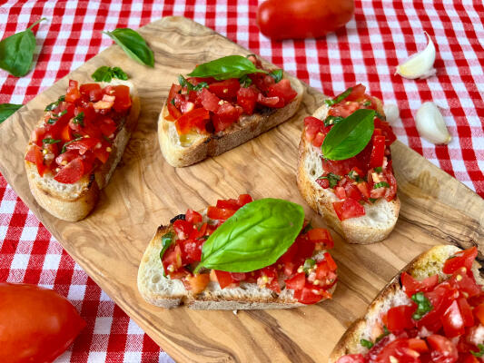 Bruschetta Rezept: Sonnengereifte Tomaten, selbstgebackenes Ciabatta Brot und der pure Geschmack Italiens - Waldis Bruschetta Rezept: Der pure Geschmack Italiens