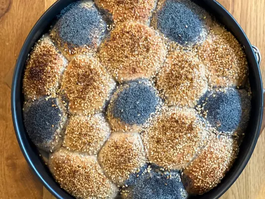 Fußball Partysonne Rezept für die WM: Pizzabrötchen mit Sesam und Mohn - Fußball Partysonne für die WM: Mohn &amp; Sesam Pizzateigbälle | Rezept