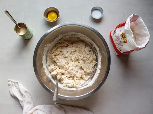Pizzateig mit Trockenhefe: Rezept mit langer Gärzeit und schneller Version - Pizzateig mit Trockenhefe: Lange oder kurze Gehzeit
