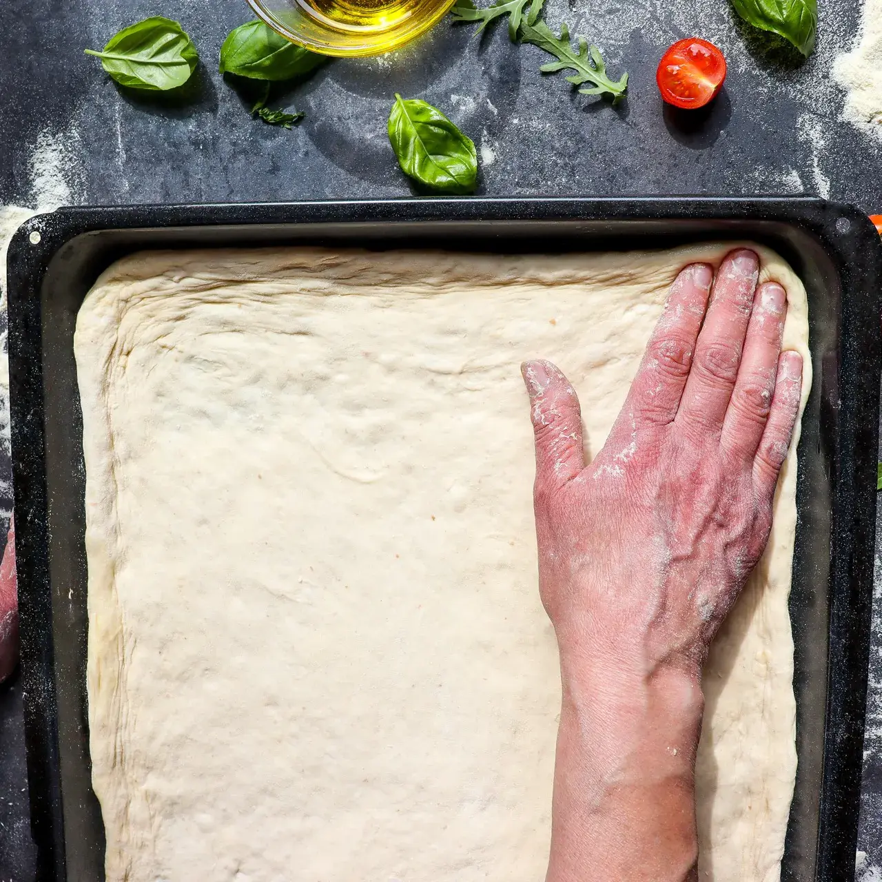 Frisch gebackene Blechpizza, ganz mit knusprigem Boden