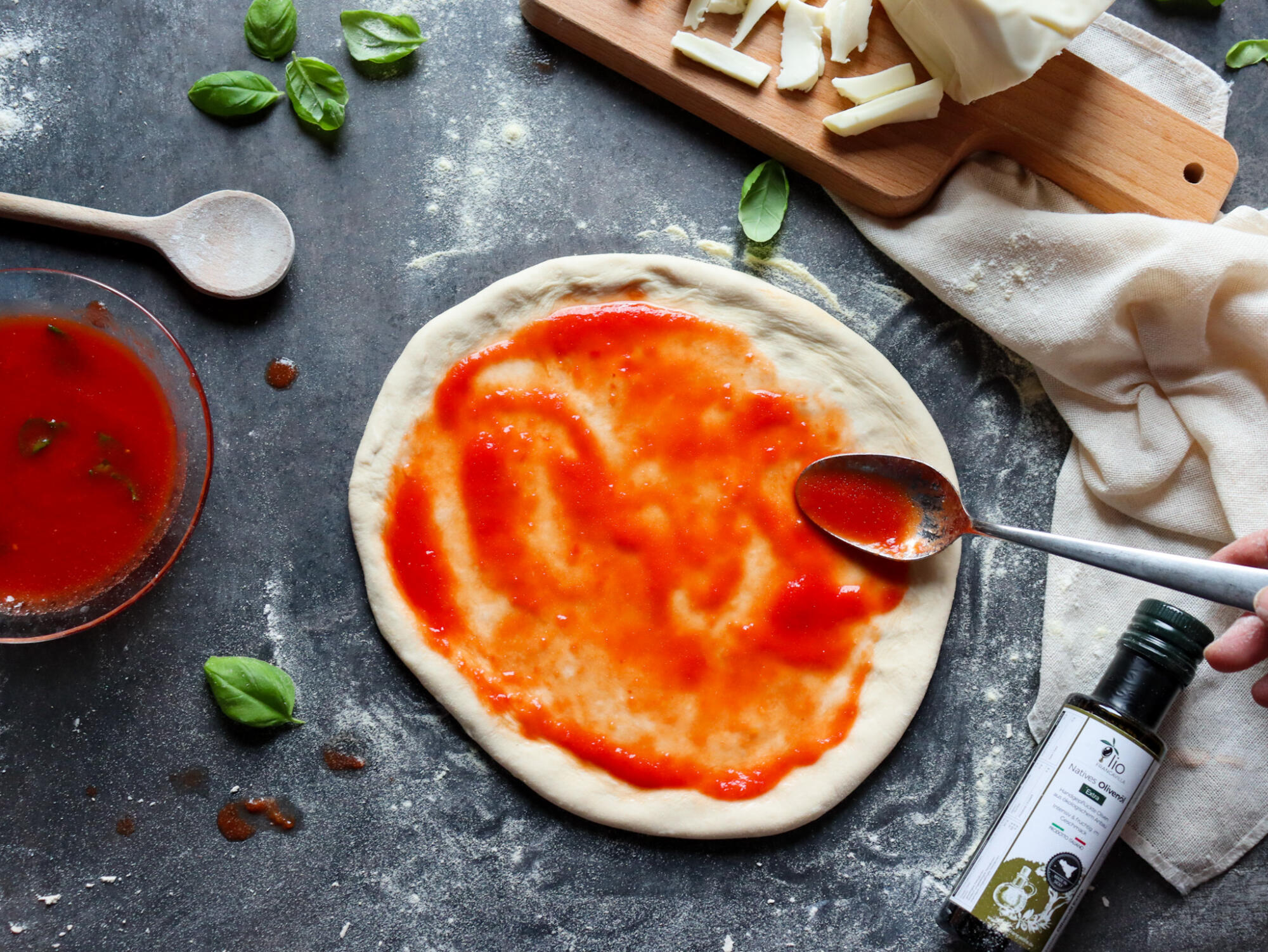 neapolitanische pizza mit san marzano tomatensoße 
