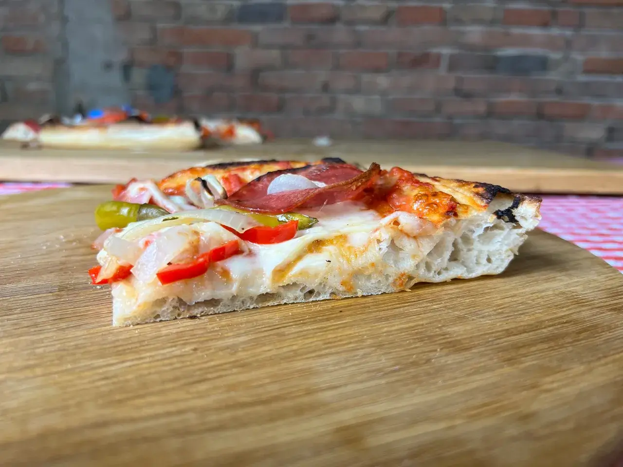 Blechpizza Stück von vorne