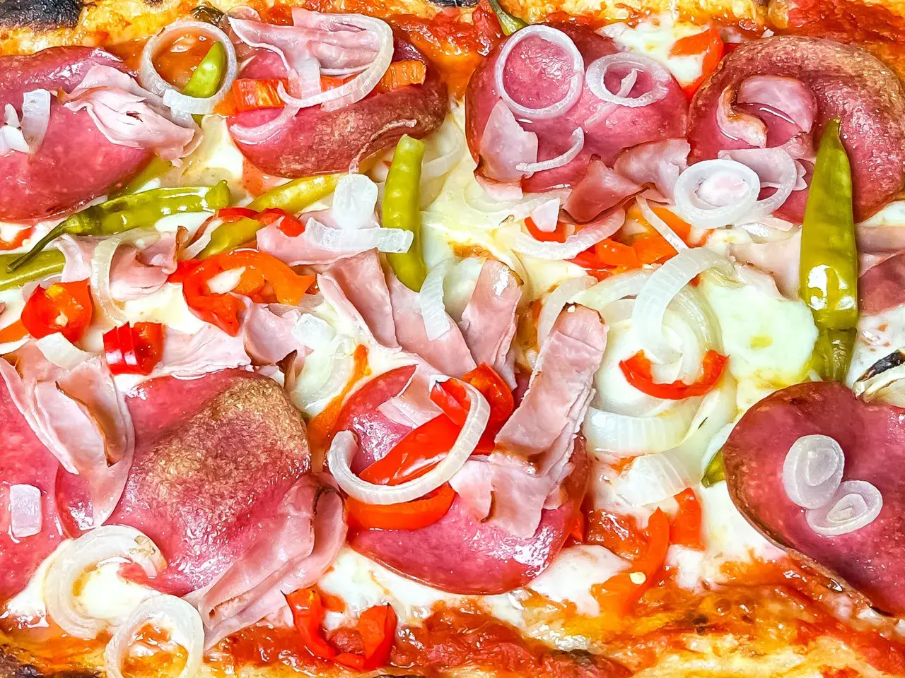 Belegte Blechpizza Mista mit Salami und Schinken