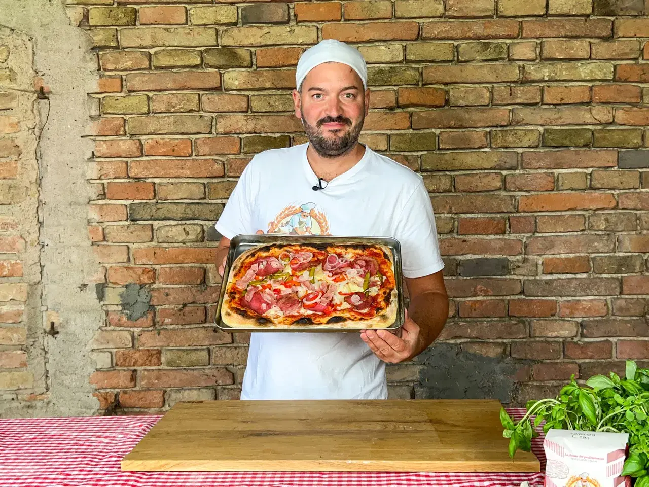 Waldi und Team mit fertiger Blechpizza