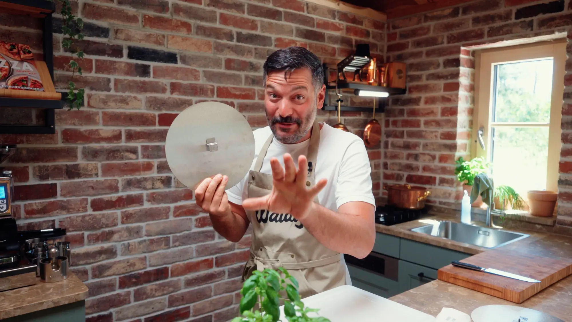 Waldi zeigt die Blind Bake Edelstahlplatte