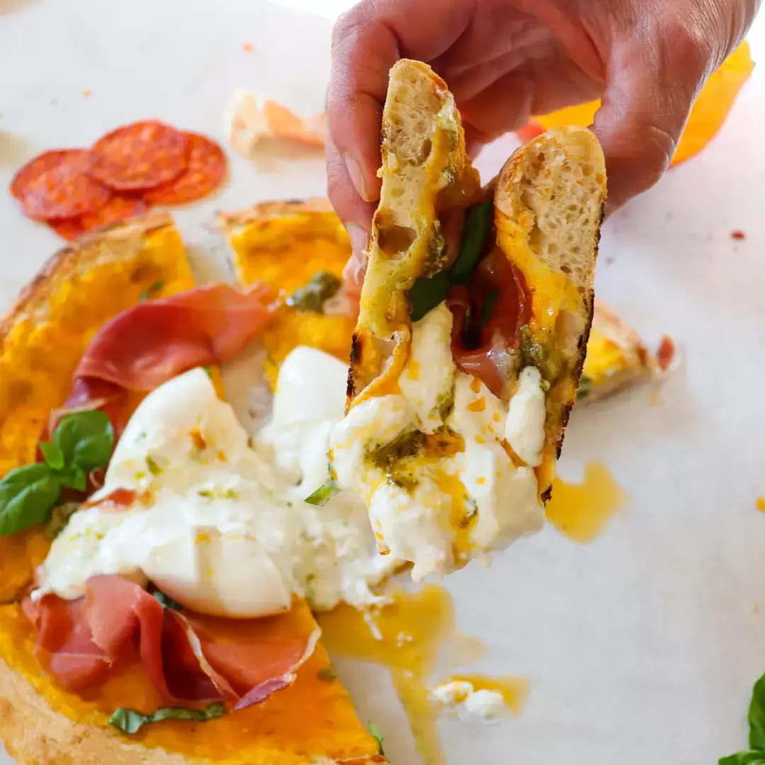 herbstpizza mit burrata und Schinken