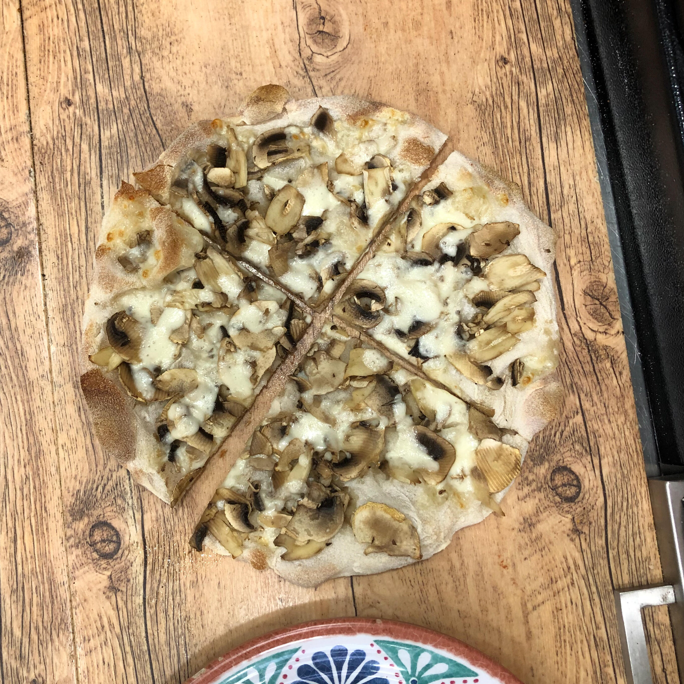pinsa romana mit Pilzen und käse 