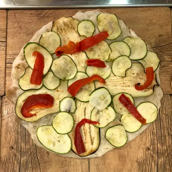 pinsa mit gemischtem gemüse