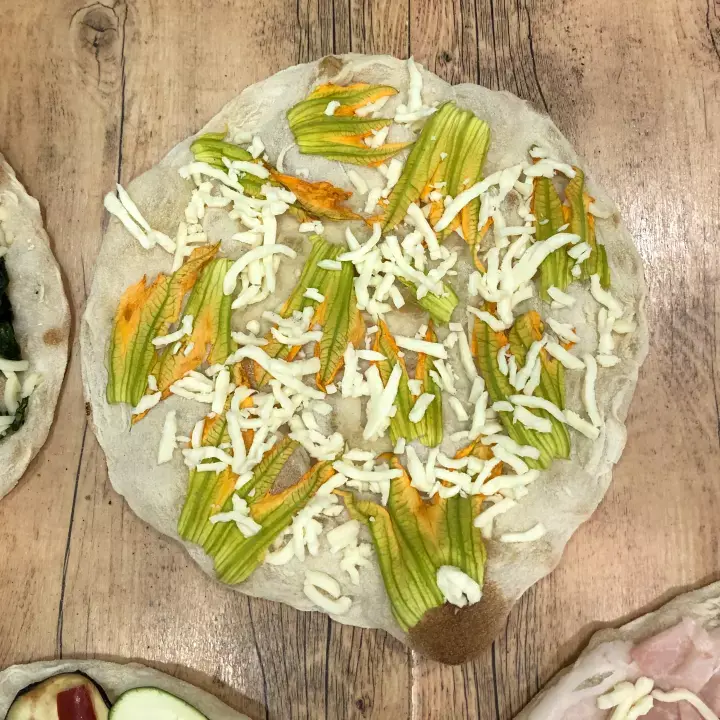 pinsa mit fiori di zucca 