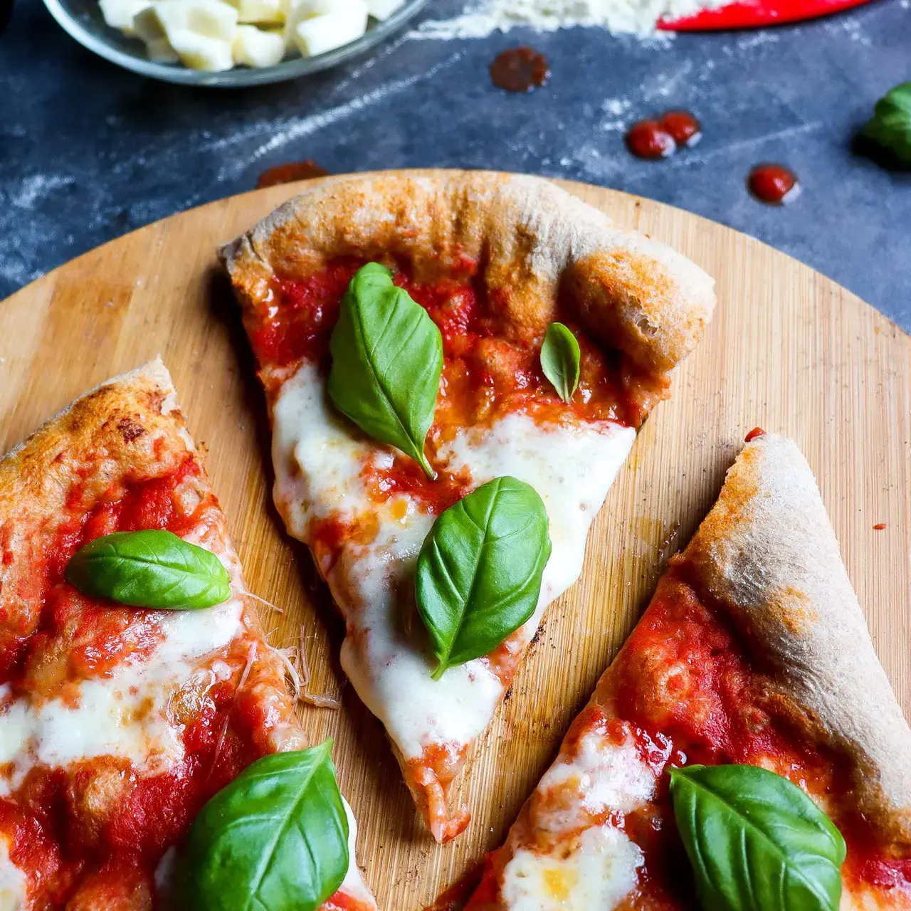vollkornpizza margherita auf einer holzplatte 