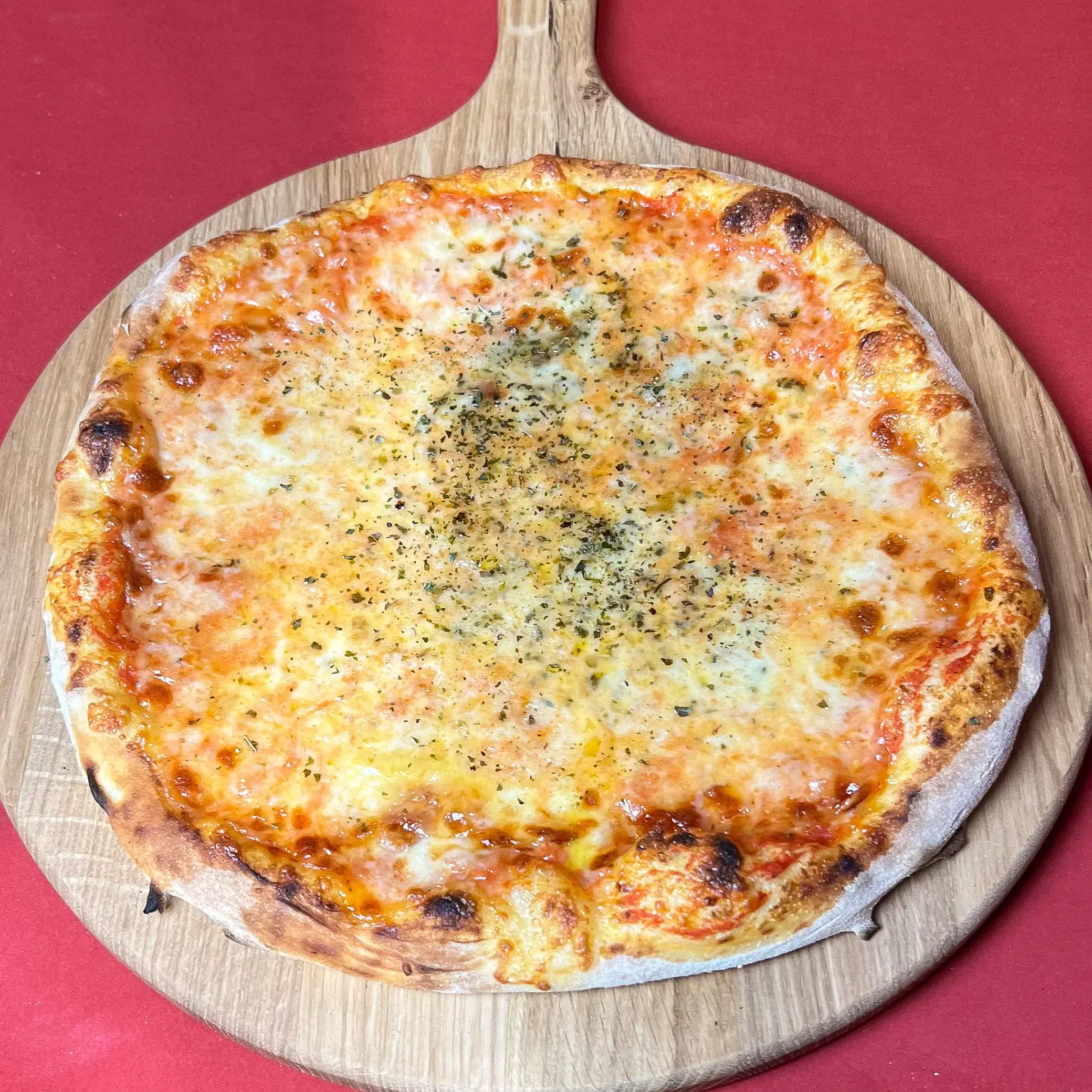 New York pizza mit viel käse und oregano