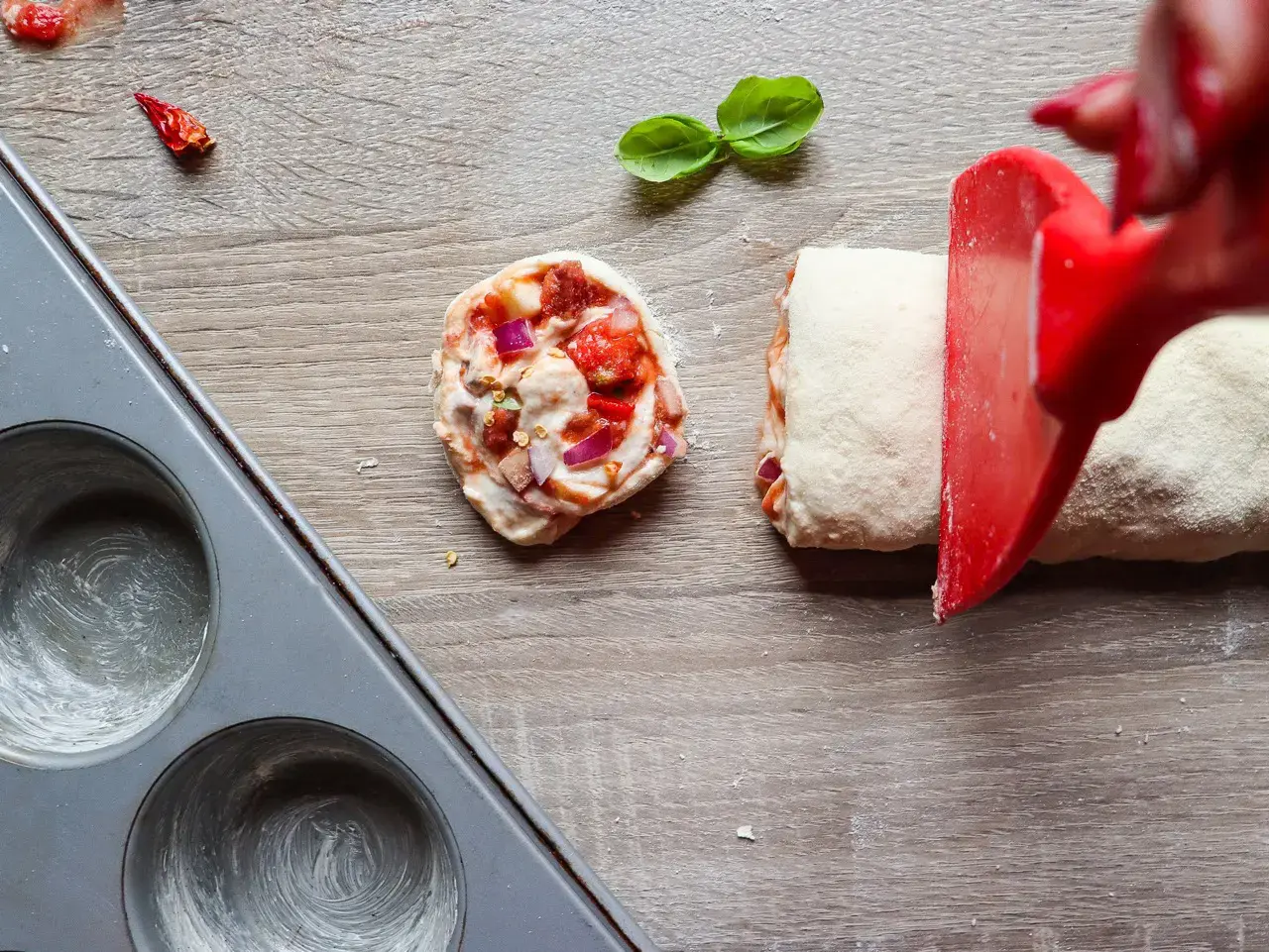 Zubereitung handlicher pizza muffins mit salami, Pilzen, paprika und fior di latte käse 