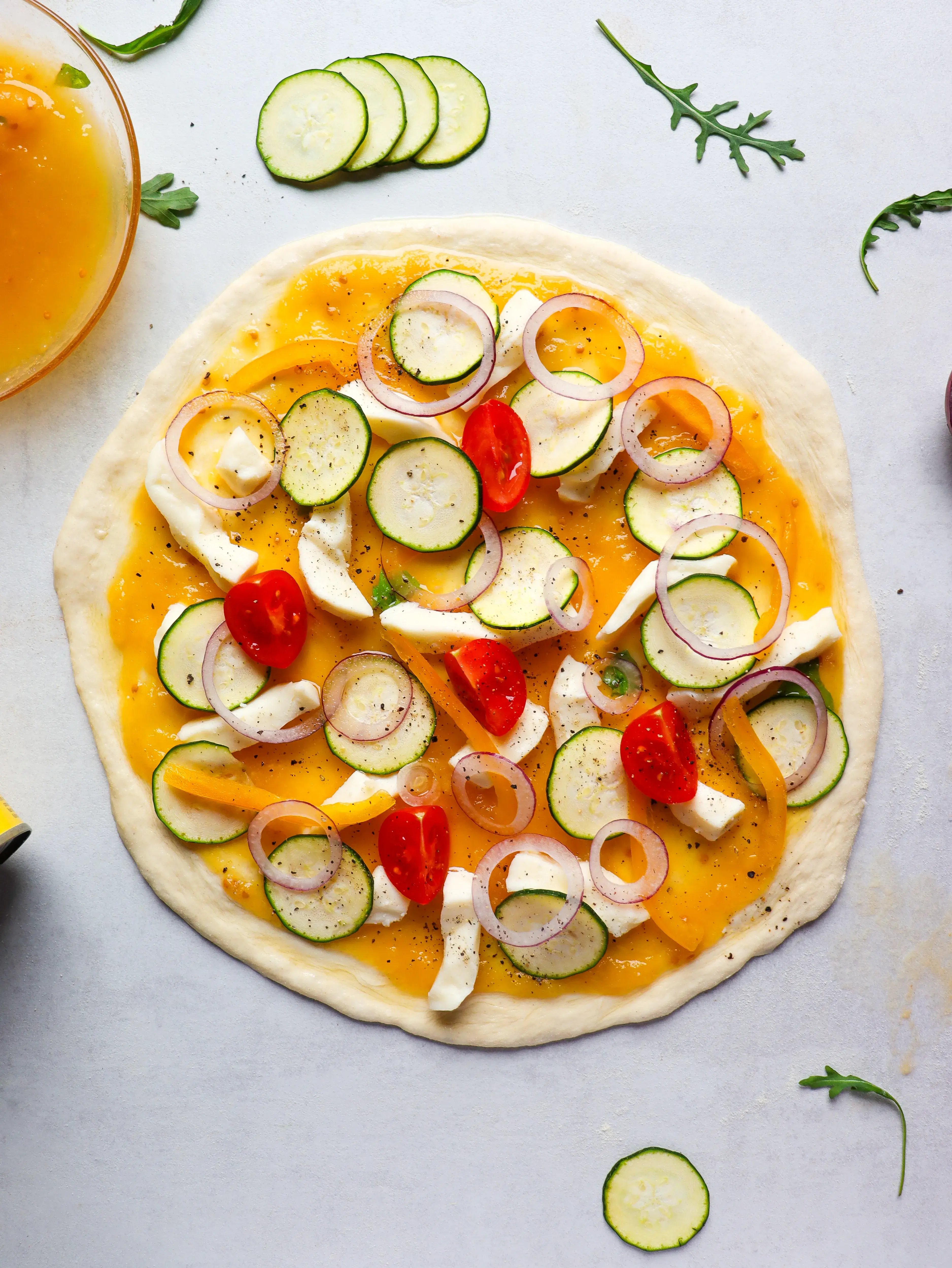pizza mit buntem gemüse und gelben tomaten
