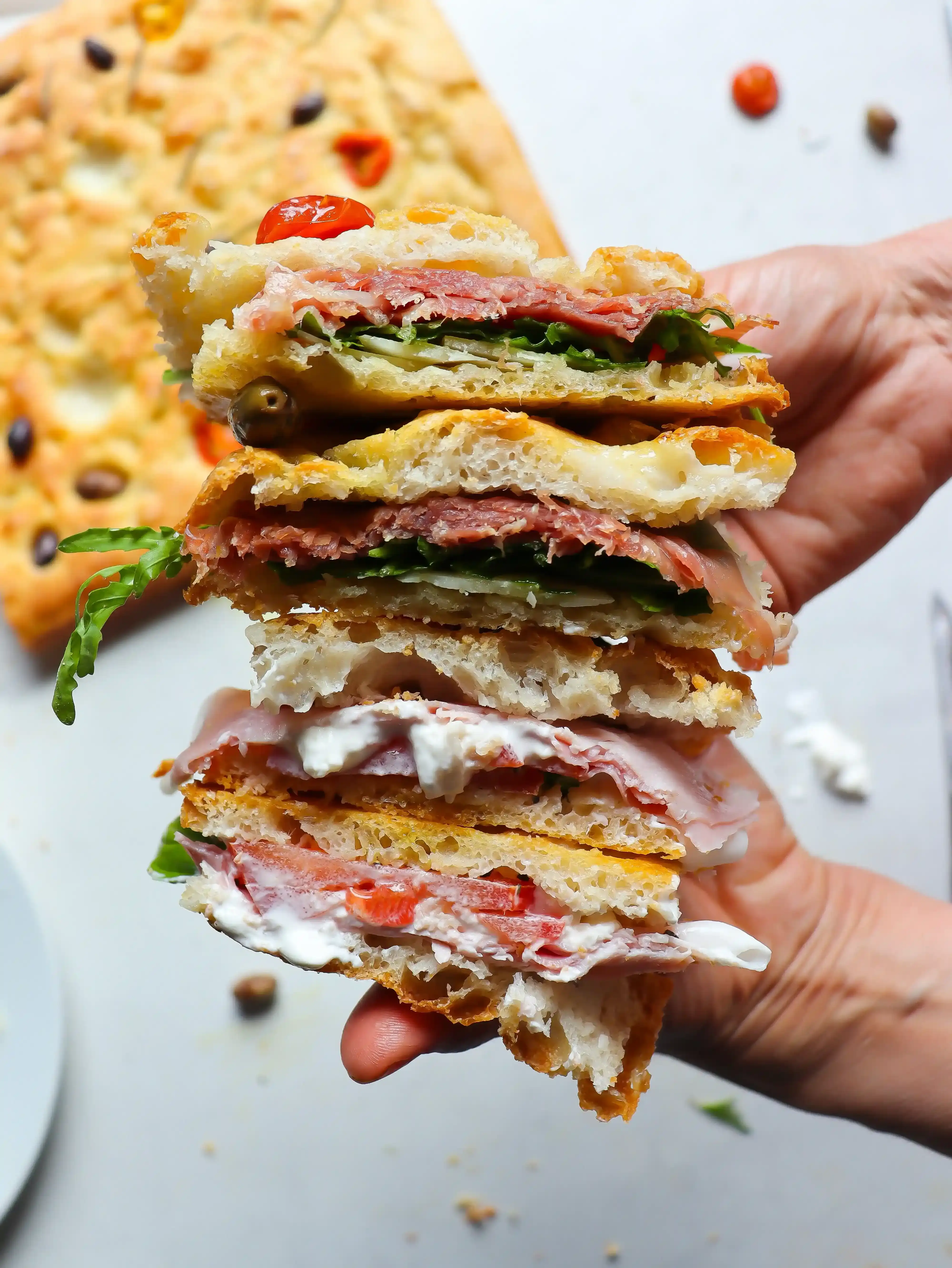 belegte focaccia von der Seite 