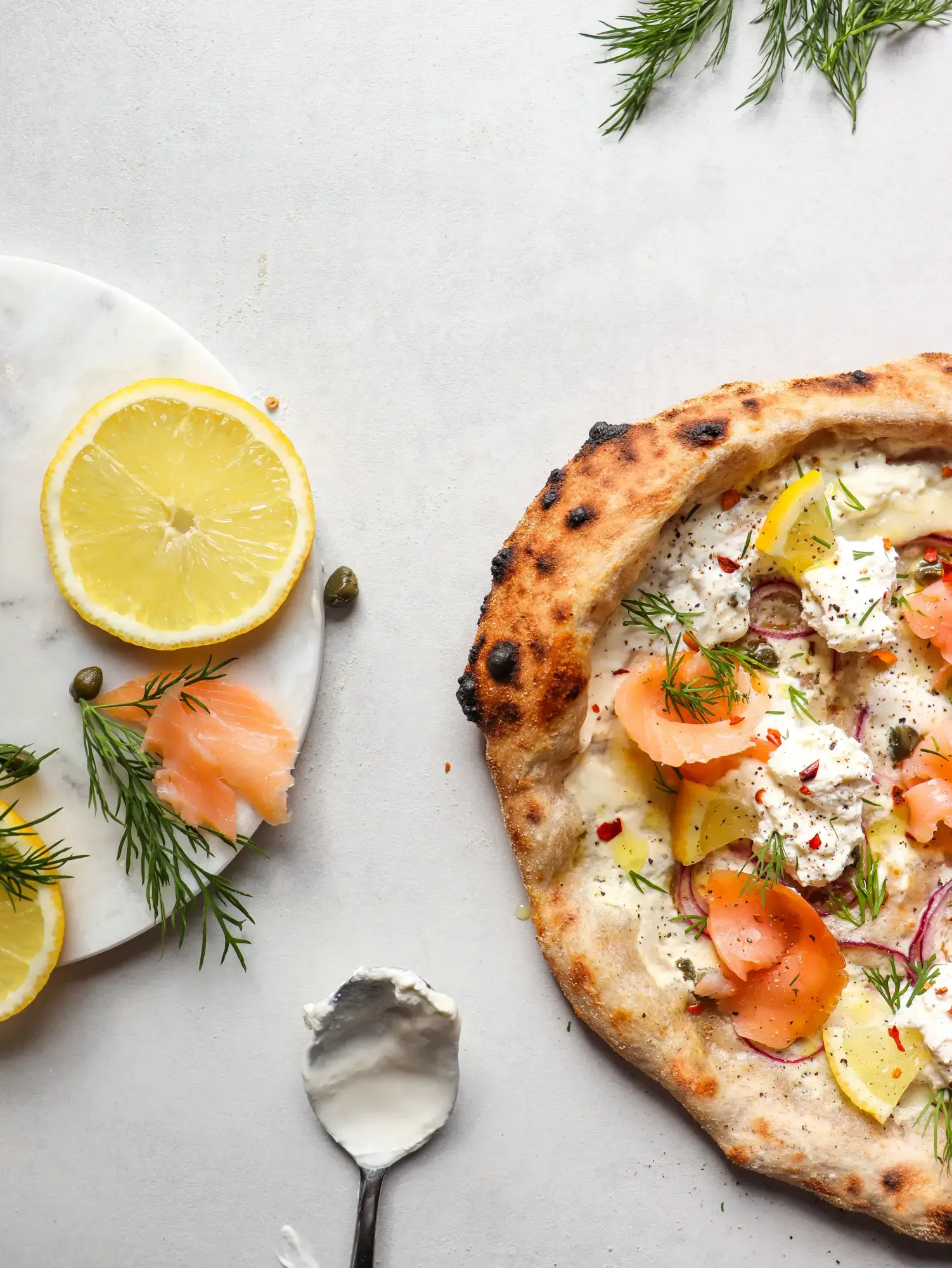 frisches Frühlingspizza Rezept mit Frischkäse, lachs, Zitrone und dill 