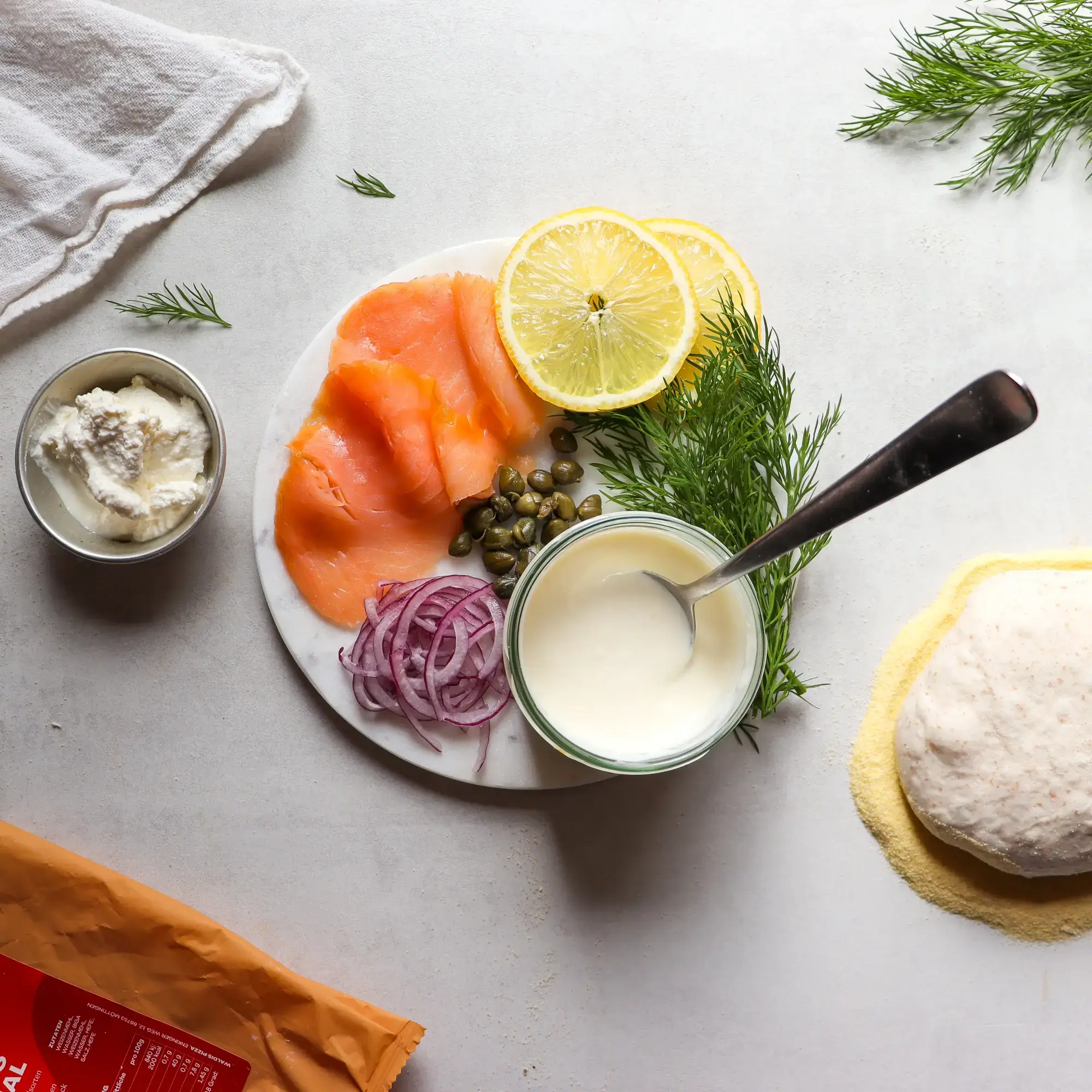 zutaten für Pizza bianca mit lachs, zwiebeln, kapern und waldis Teiglinge