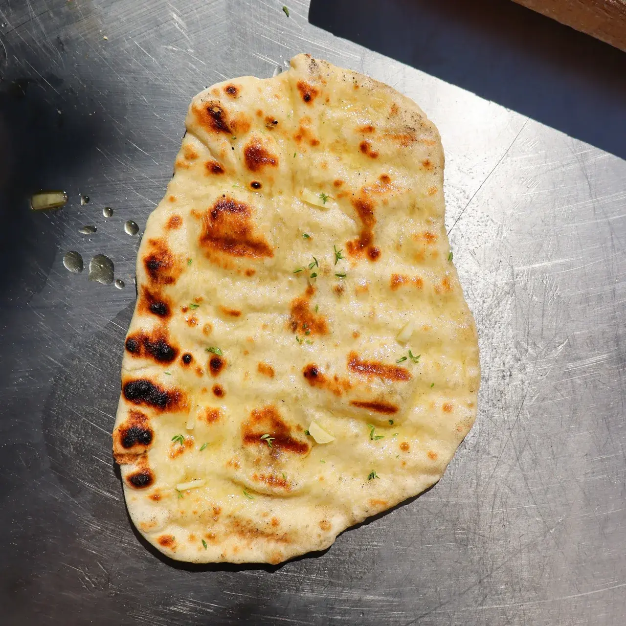 pizzateig grillbrot mit Knoblauch und Kräutern