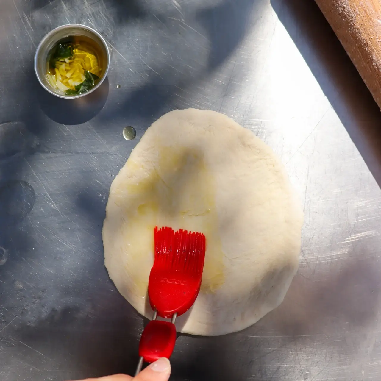 Pizzafladen vom grill mit öl bestreichen vor dem grillen
