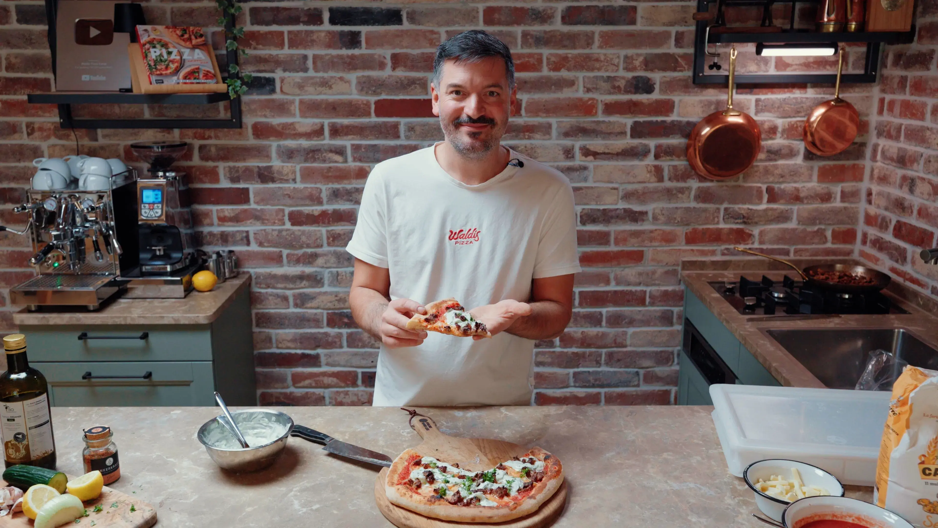 Waldi mit Pizza Gyros mit selbst gemachter Tzatziki in einer Schüssel mit sichtbaren geriebenen Gurkenstücken, Knoblauch und einem Schuss Olivenöl, klassisch griechisch zubereitet
