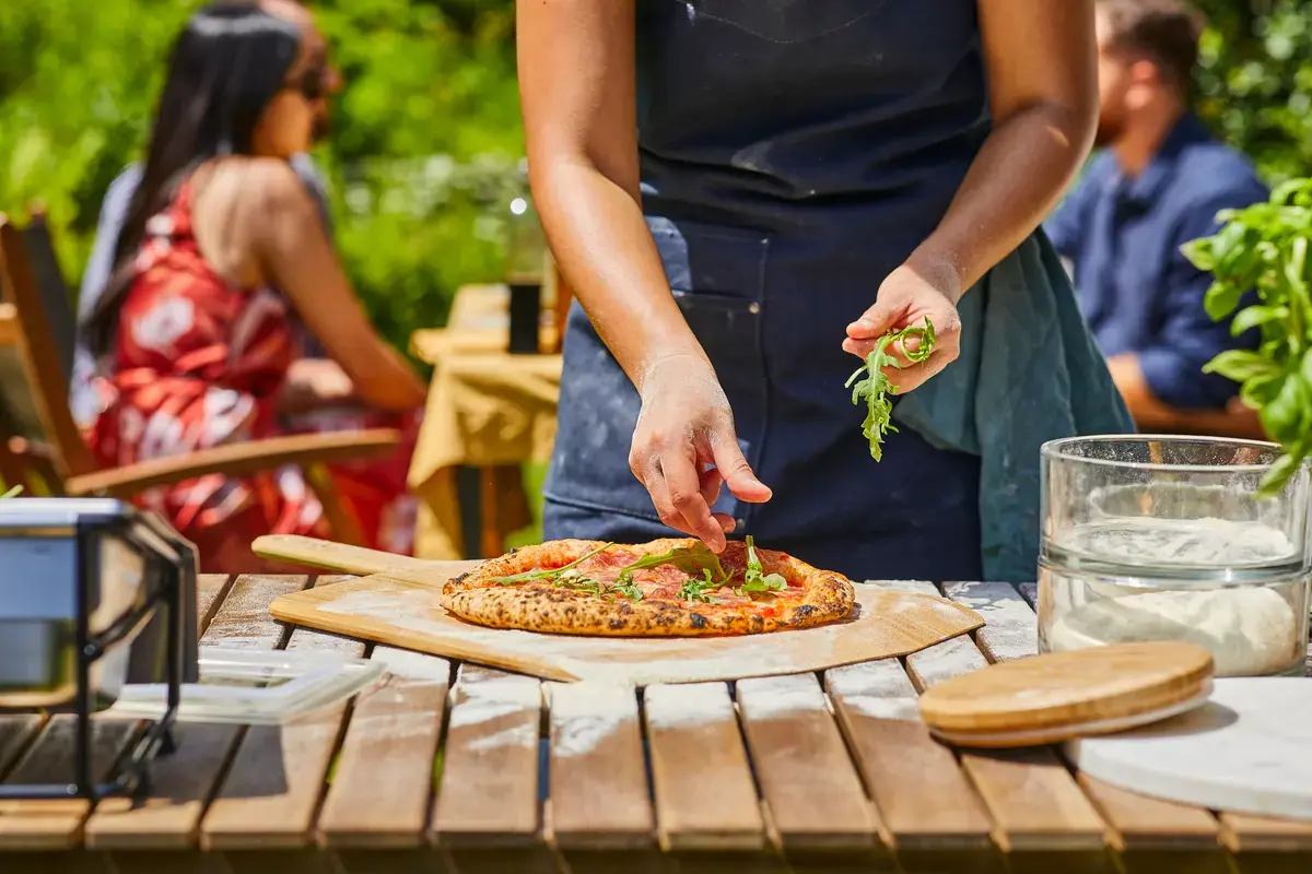 pizzaparty mit freunden im freien 