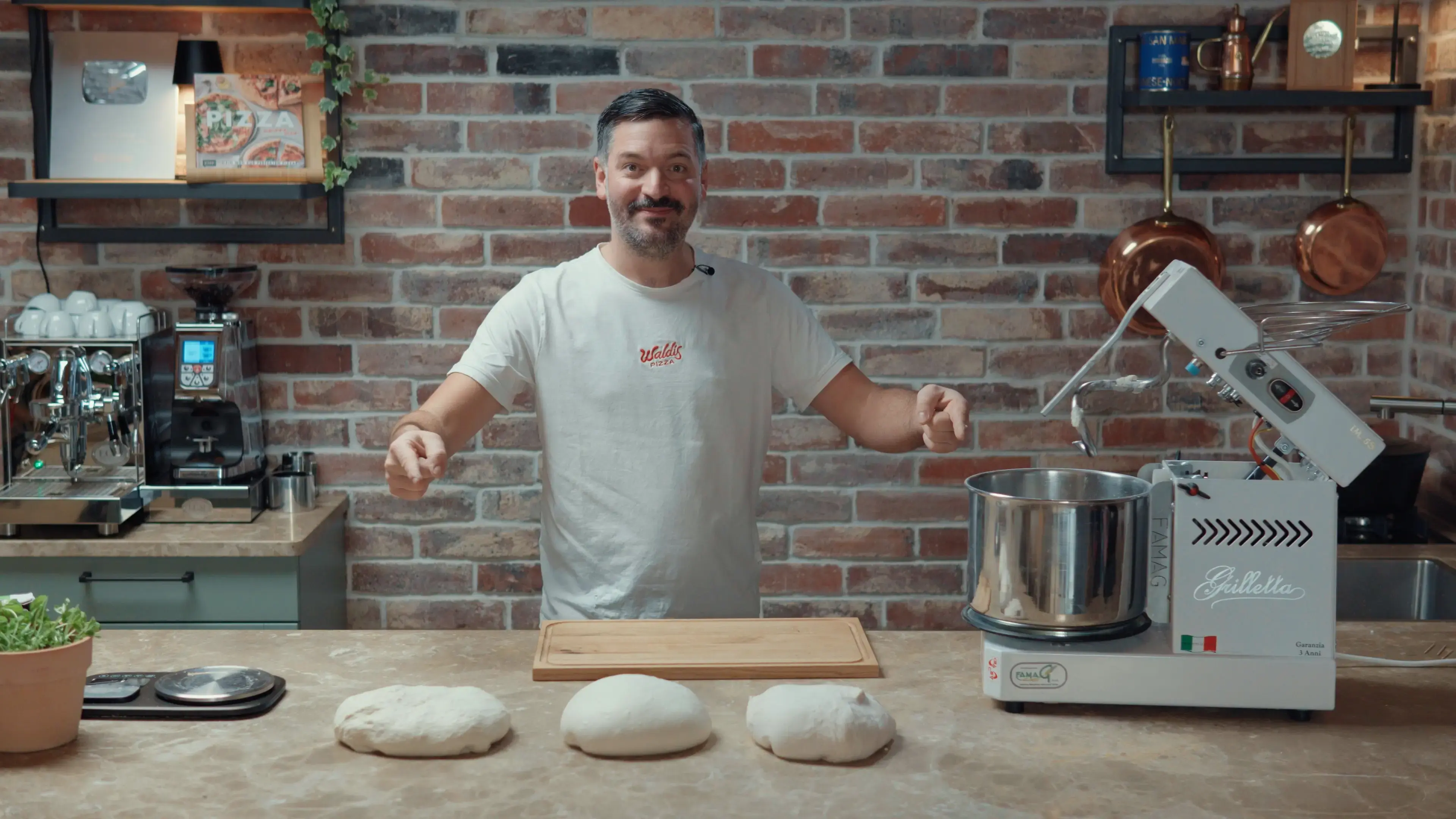 aufnahme von Pizzateigen aus Famag Knetmaschine