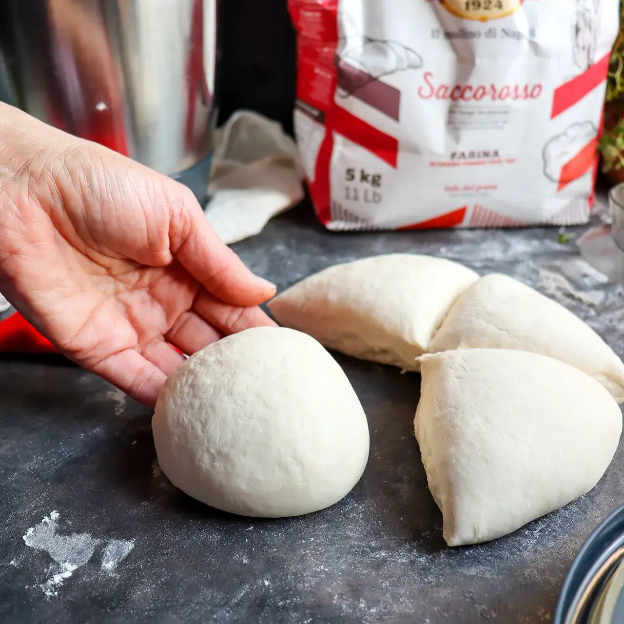 Vorbereitung der stückgare pizzateig aus dem thermomix