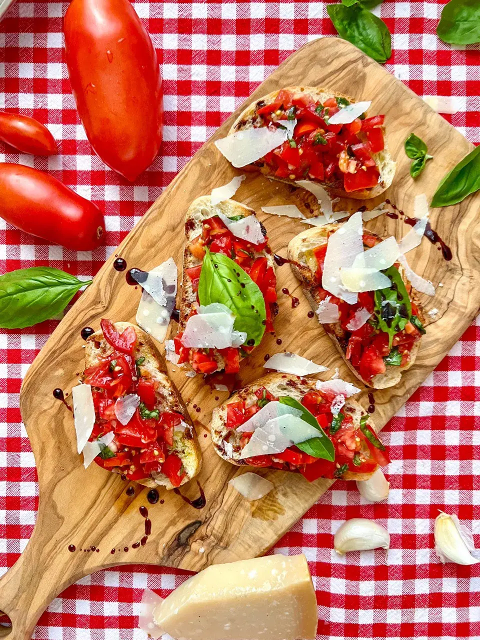 italienische bruschetta auf holzplatte