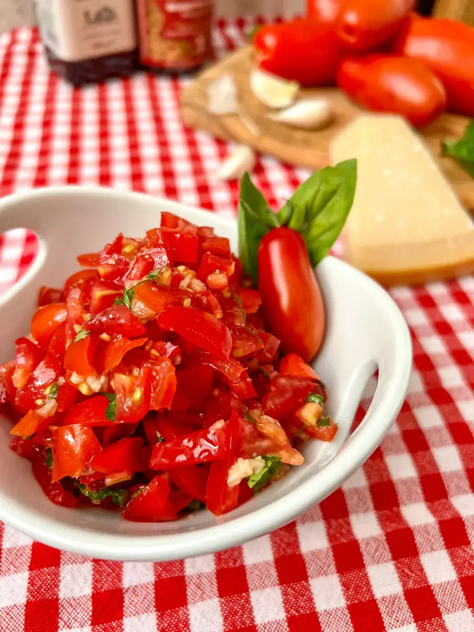 gehackte Tomaten mit Knoblauch und Knoblauch