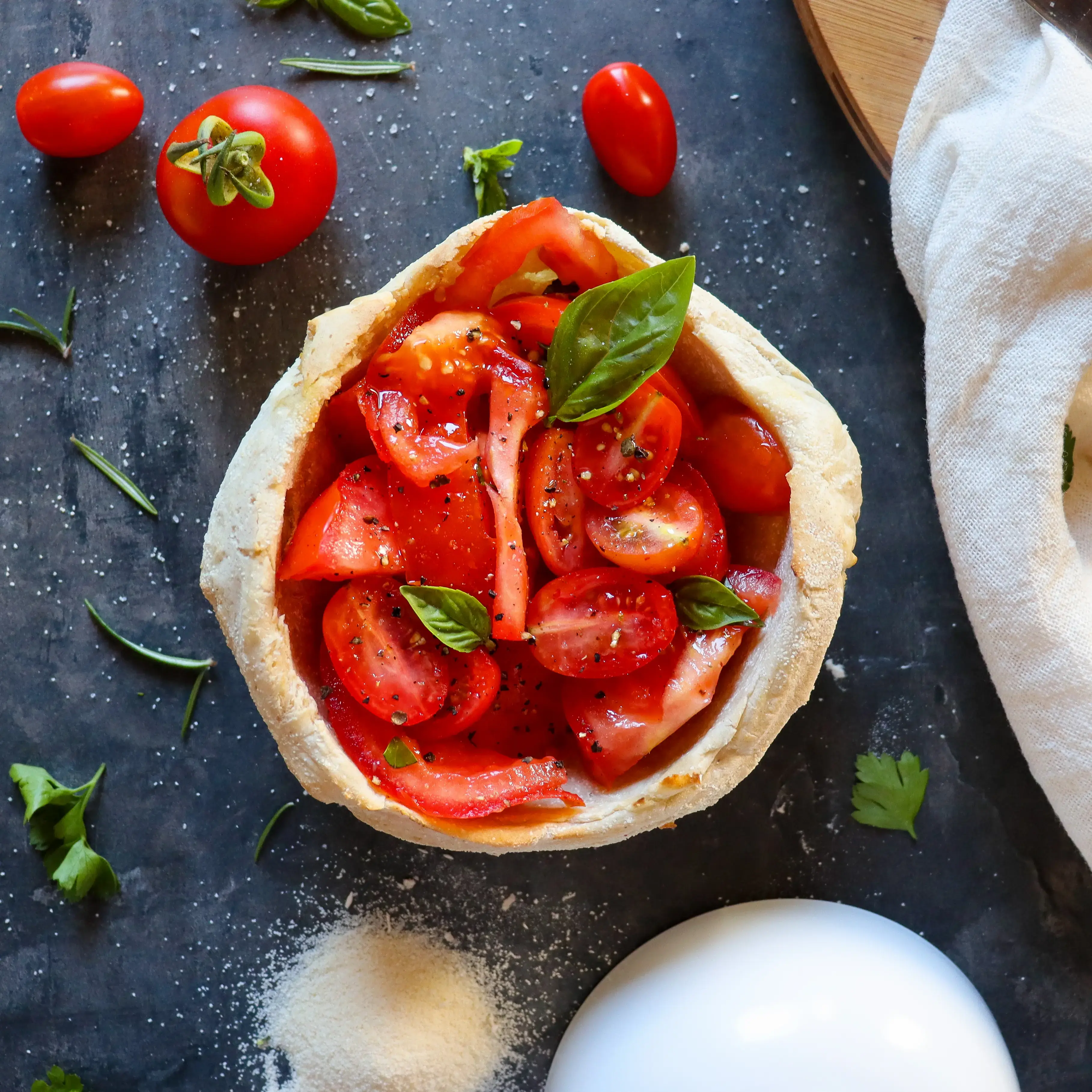 knusprige pizzabowl mit tomatensalat