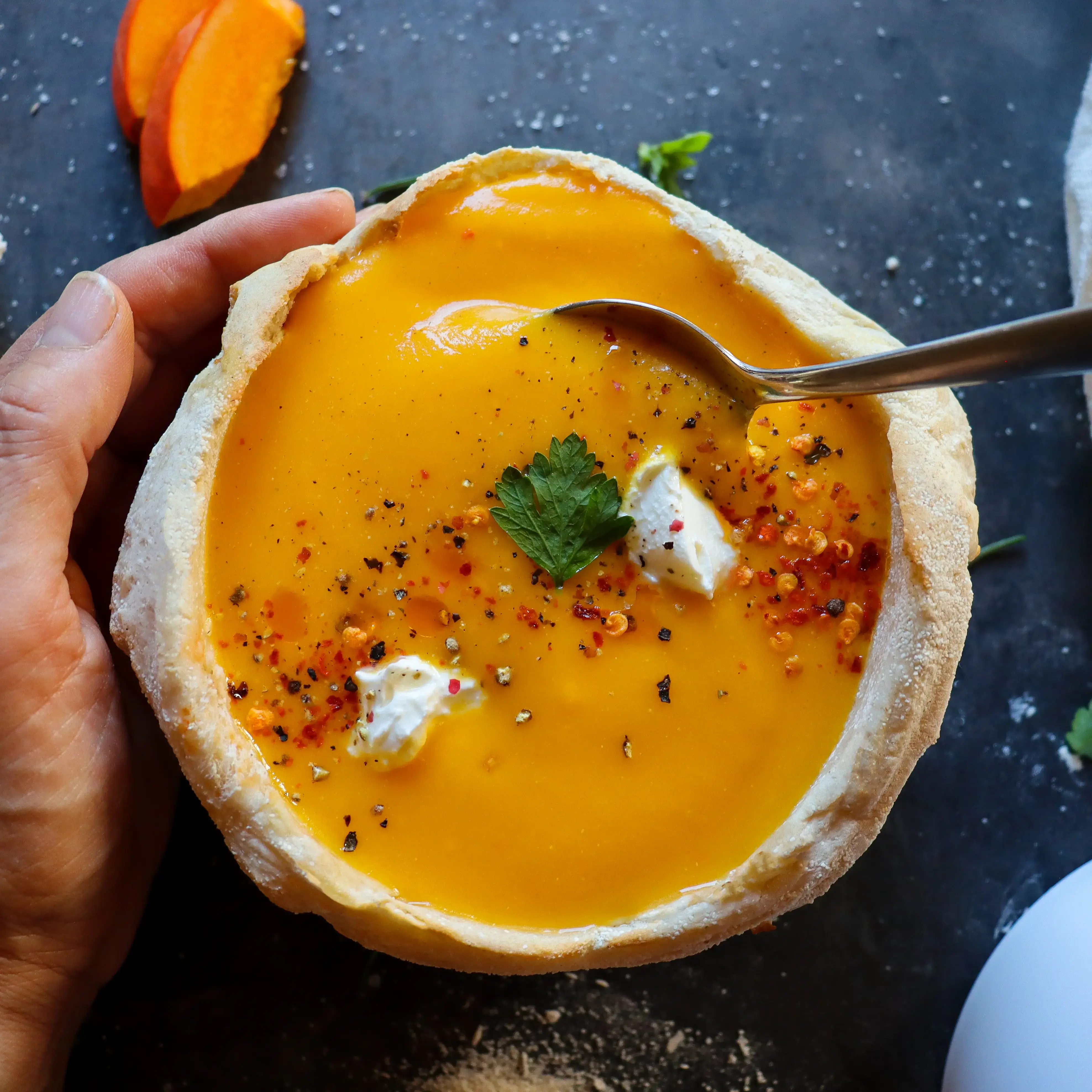 essbare pizzabowl mit Suppe gefüllt 