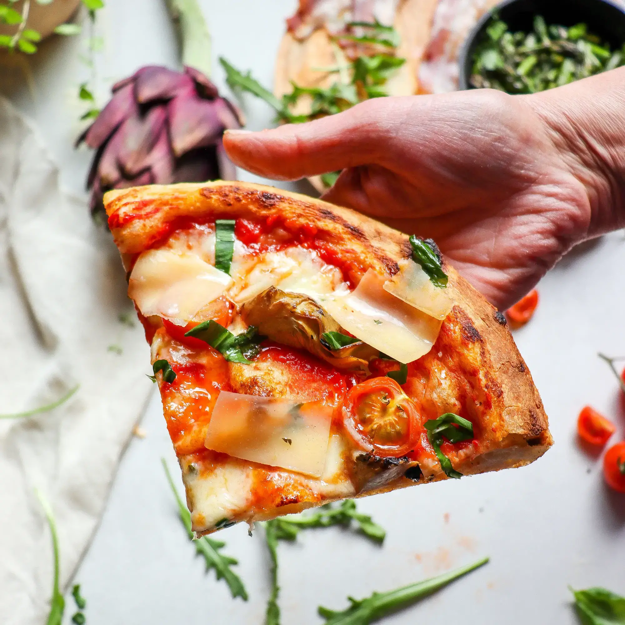 Pizzastück von pizza primaverde mit parmesan
