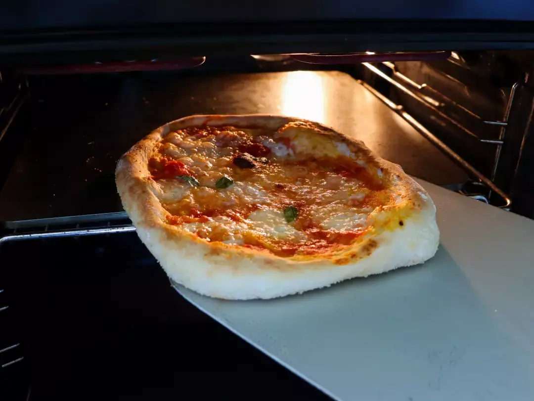 pizza auf backstahl 