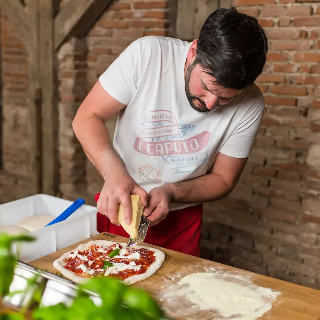 Verarbeitung pizzateig