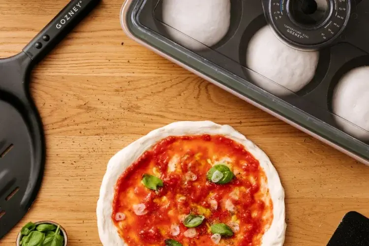 Gozney Pizzaballenbox und Pizza und Schieber