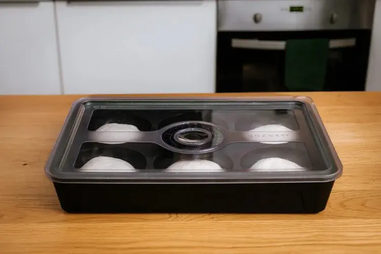 Gozney Pizzaballenbox mit Deckel und Pizzateig