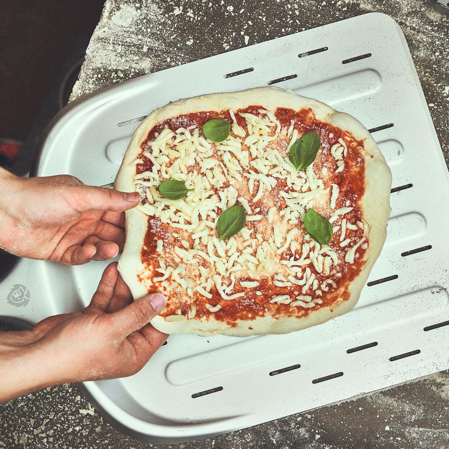Burnhard Pizza Schieber 29cm von oben mit Pizza