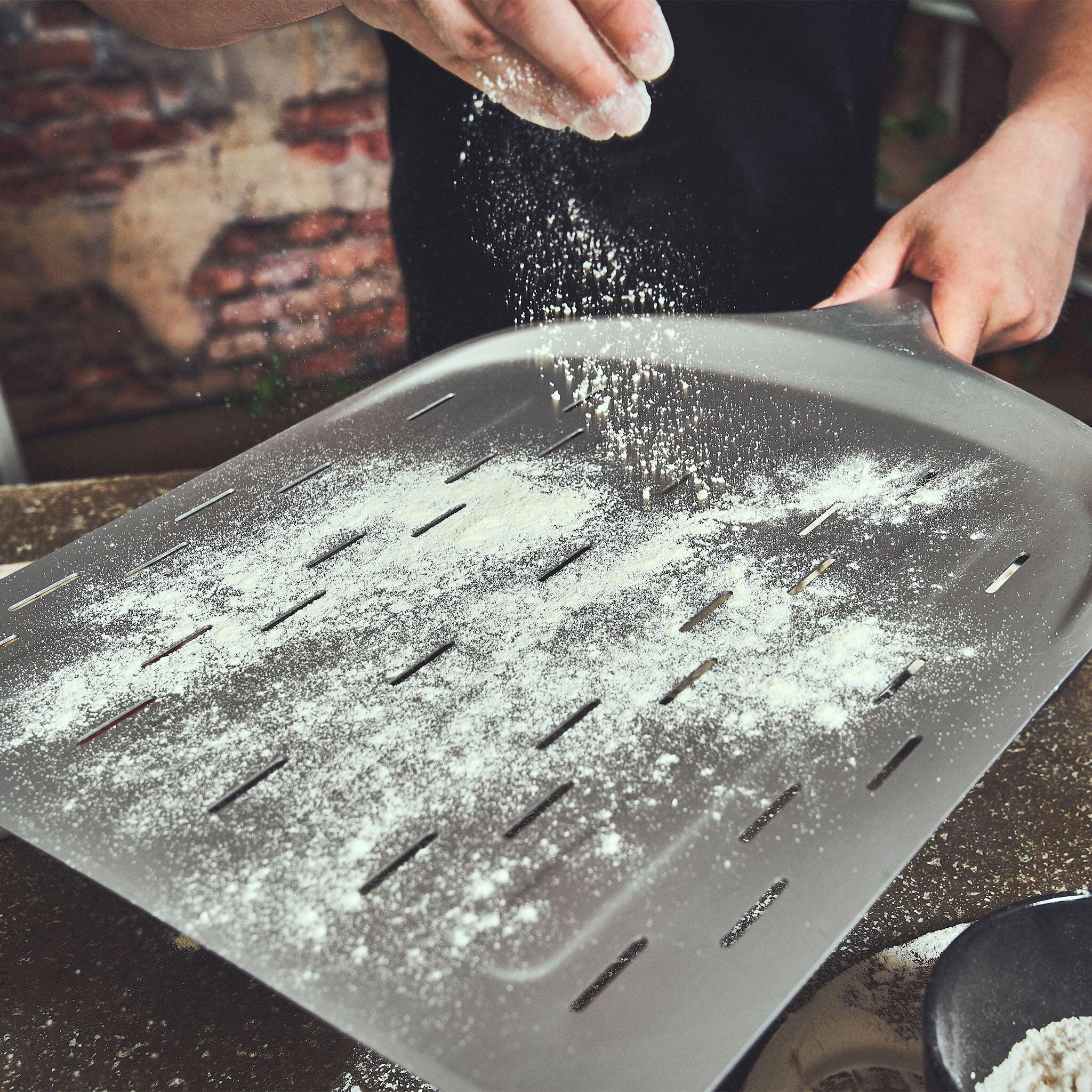 Burnhard Pizza perforierter Schieber 36cm mit Semola