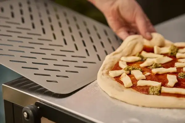 Ooni Signature Schieber mit Pizza in Vorbereitung