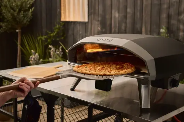 Ooni Signature Schieber mit Ooni Pizzaofen und Pizza