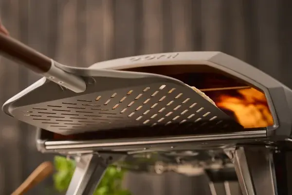 Ooni Pizzaschieber Signature close up mit Ofen
