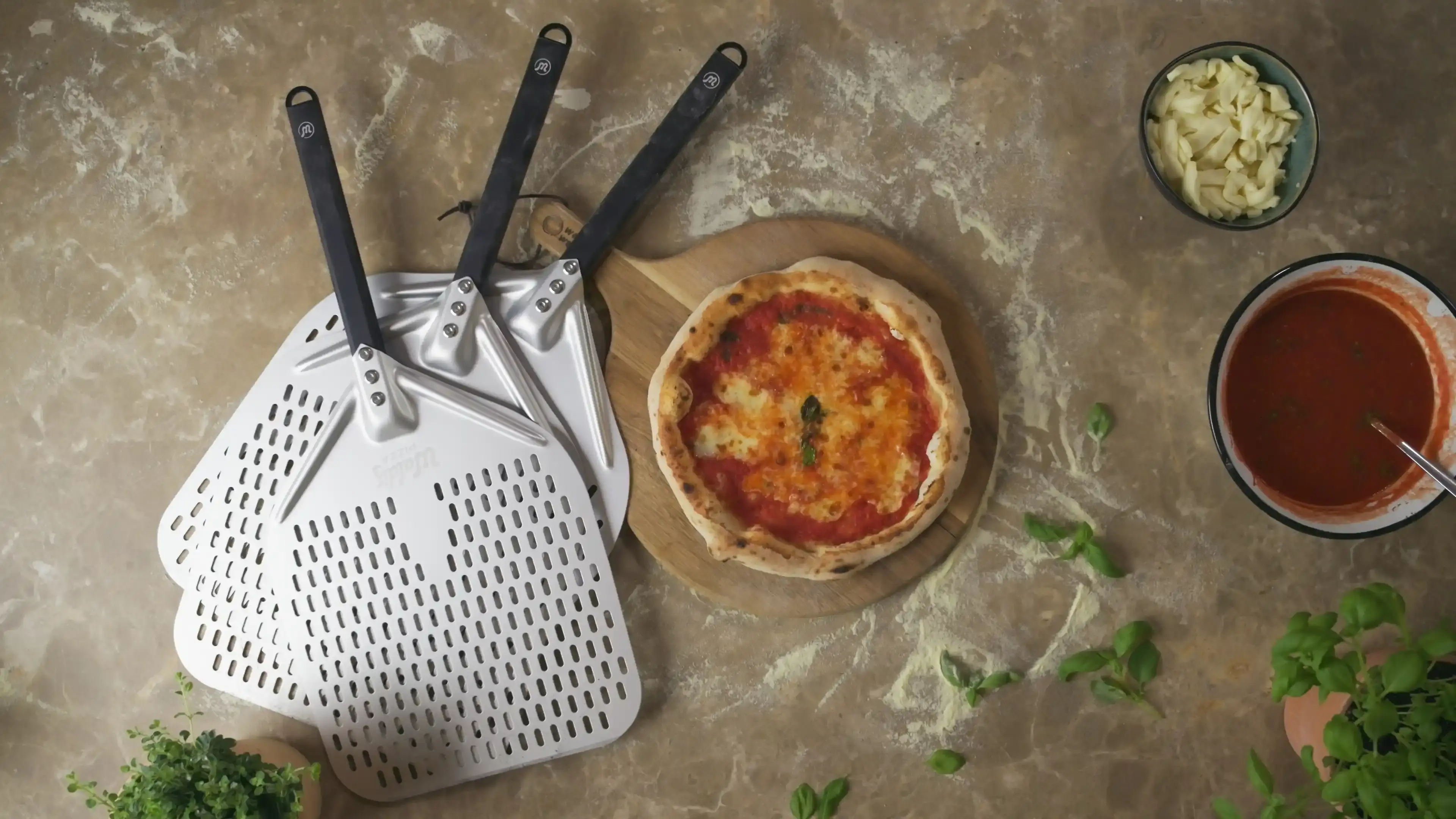 Pizzazubehör Waldis Pizzaschieber alle Größen mit Pizza