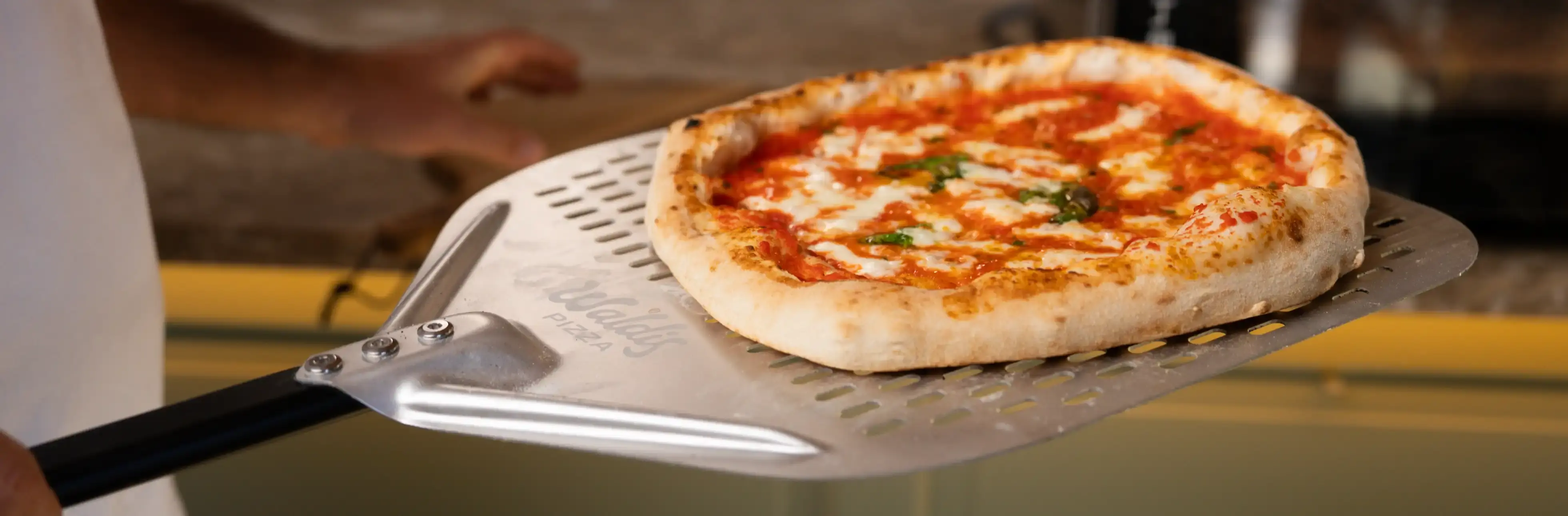 Pizzazubehör Walids Pizzaschieber mit Pizza