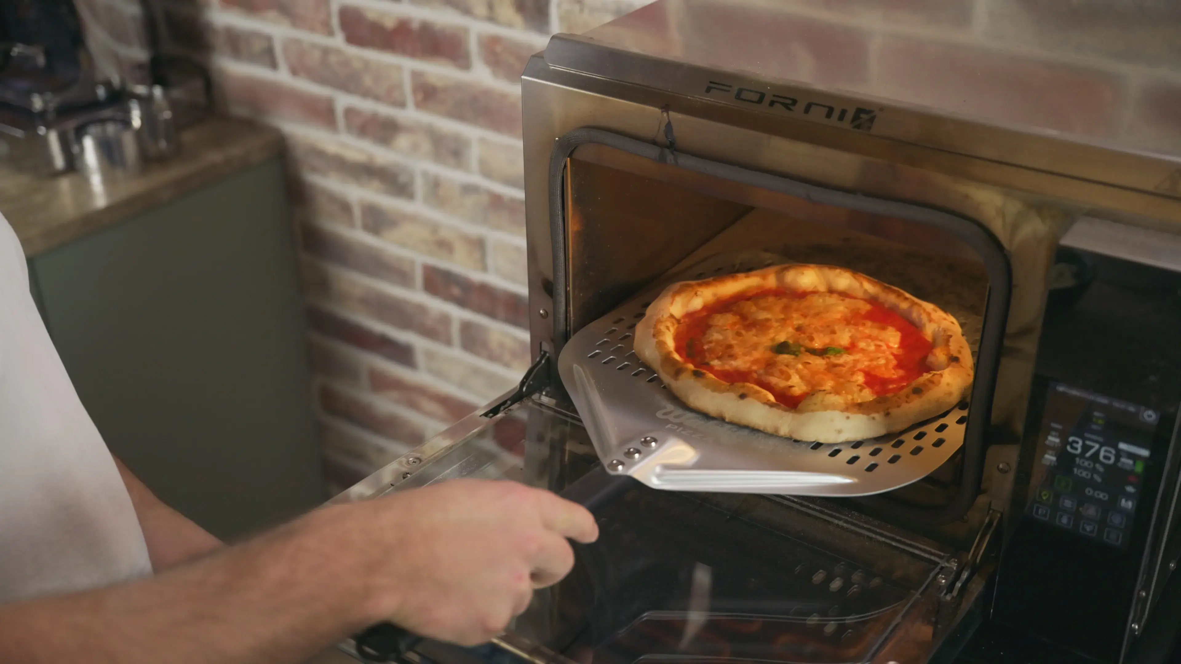 Waldis Pizzaschieber 35cm Durchmesser mit Pizza und Ofen