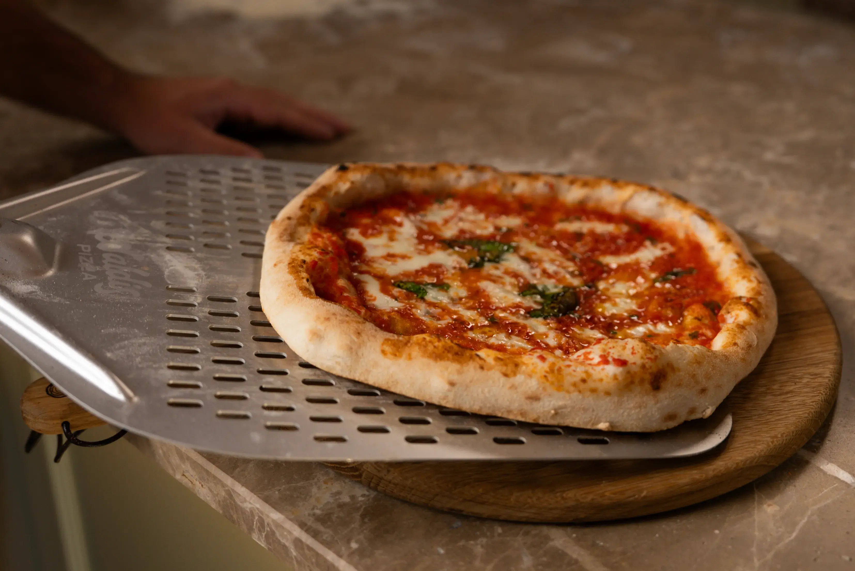 Pizzazubehör Waldis Pizzaschieber mit Pizza