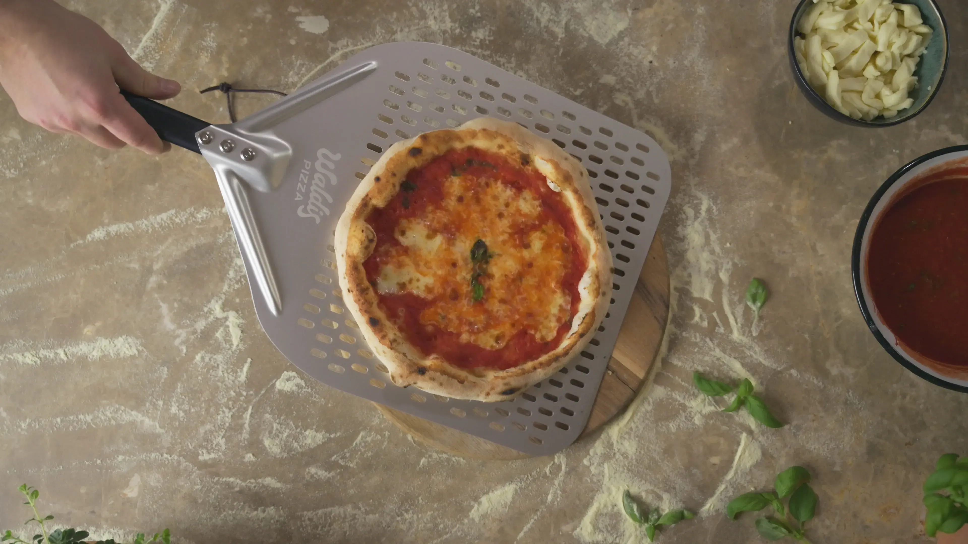 Waldis Pizzaschieber 33cm Durchmesser mit Pizza und Ofen